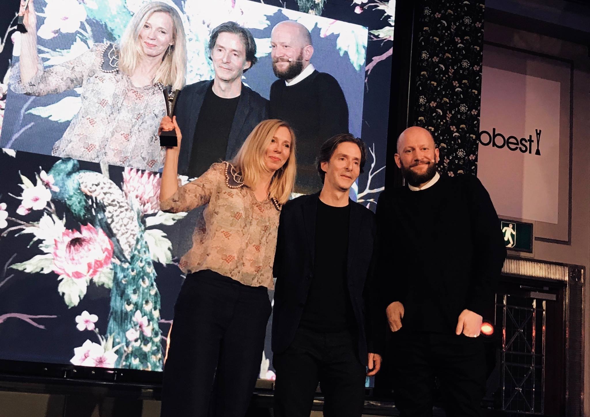 Heidi Bakken og Marc Ligeti var på plass i London for å ta imot Design-gullet for DOGA-profilen. Foto: Privat