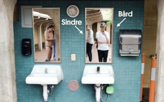 Snikfotografering på toalett: Sindre og Bård.