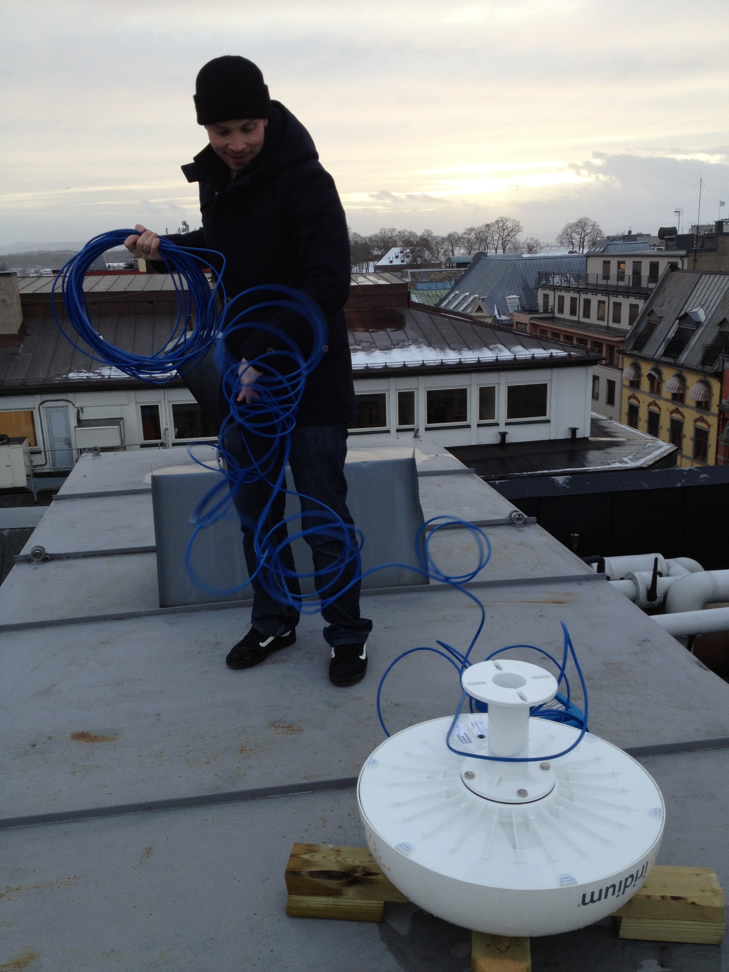 Knut Skåle setter opp satelitten på taket. Foto: Try/Apt.