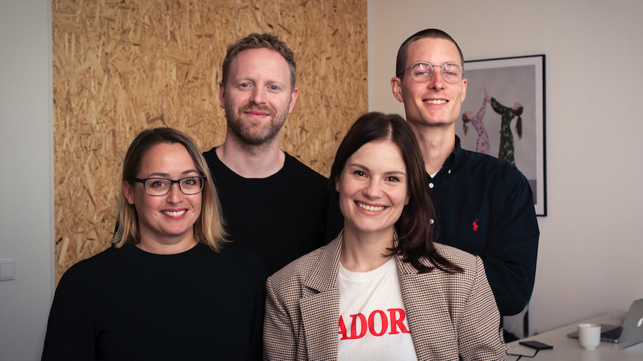 Vinnerteamet fra BYRAA Bodø består av (bak fra venstre) daglig leder og AD Tom Rainer Thuv, kreatør Sindre Rosness, designer Liss Marie Jakobsen og tekstforfatter Mari Ruus.