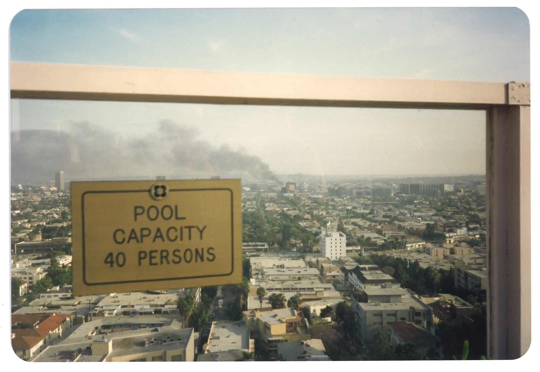 Utsikt fra bassengkanten på Hyatt on Sunset i det Los Angeles går opp i flammer og de priviligerte går tom for blandevann. En ulykke kommer sjelden alene.