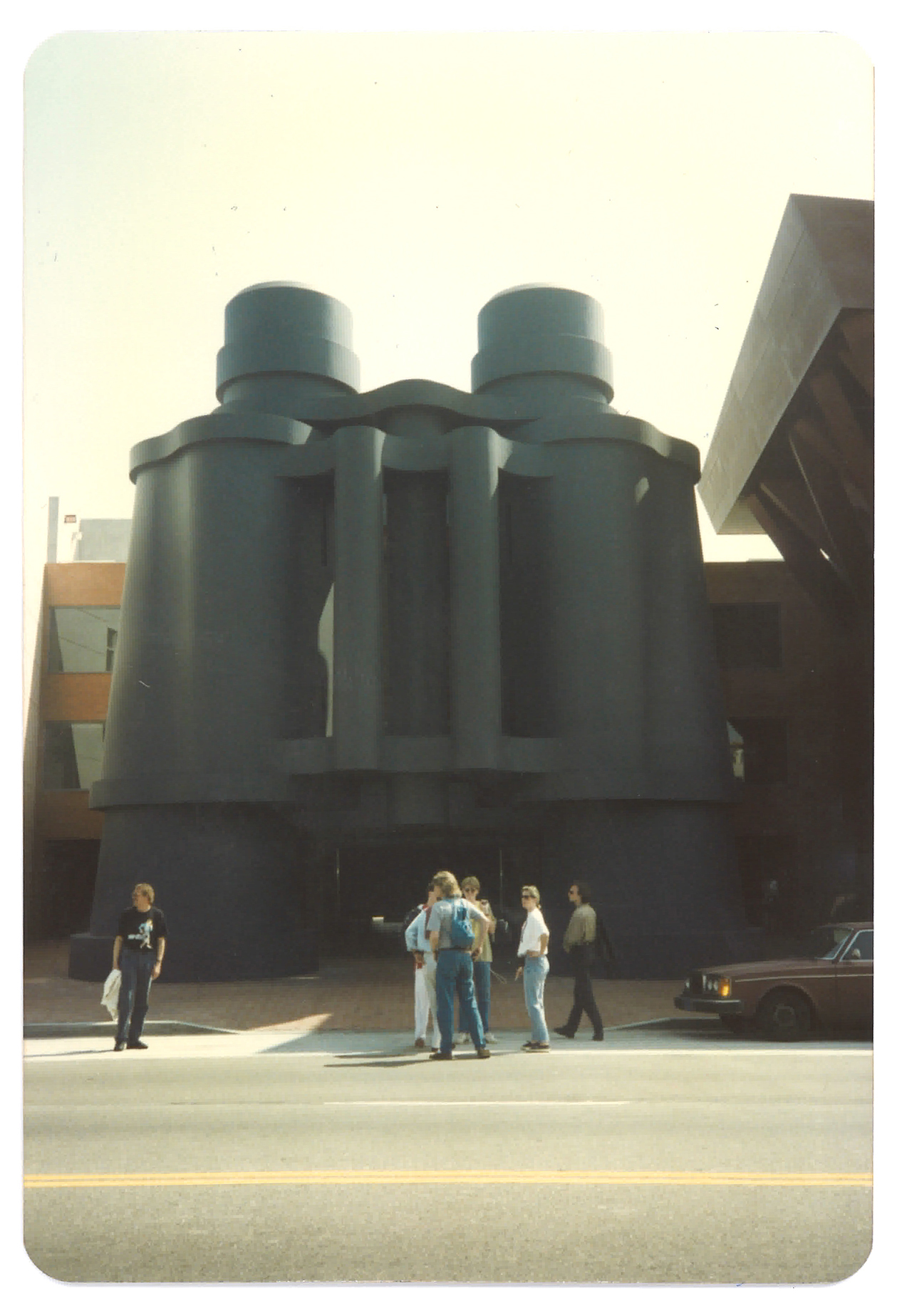 Kunstner Claes Oldenburg og arkitekt Frank Gehry samarbeidet om dette signalbygget på Venice Beach på oppdrag for reklamebyrået Chiat Day, men byrået måtte flytte ut da lokalene ble for små noen år senere. Her lurer KF-delegasjonen på om det er opptøyer eller 80-tallet som lurer rundt hjørnet.