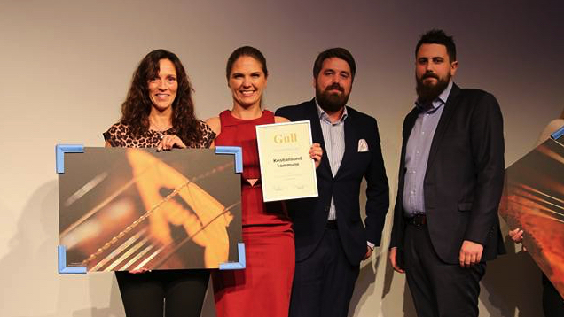 Vibeke Grønvik (t.v.) fra Kristiansund Kommune tar i mot prisen sammen med Linn-Cecilie Linnemann, Thomas Sannes og Bjørn Korterud fra Design Container.